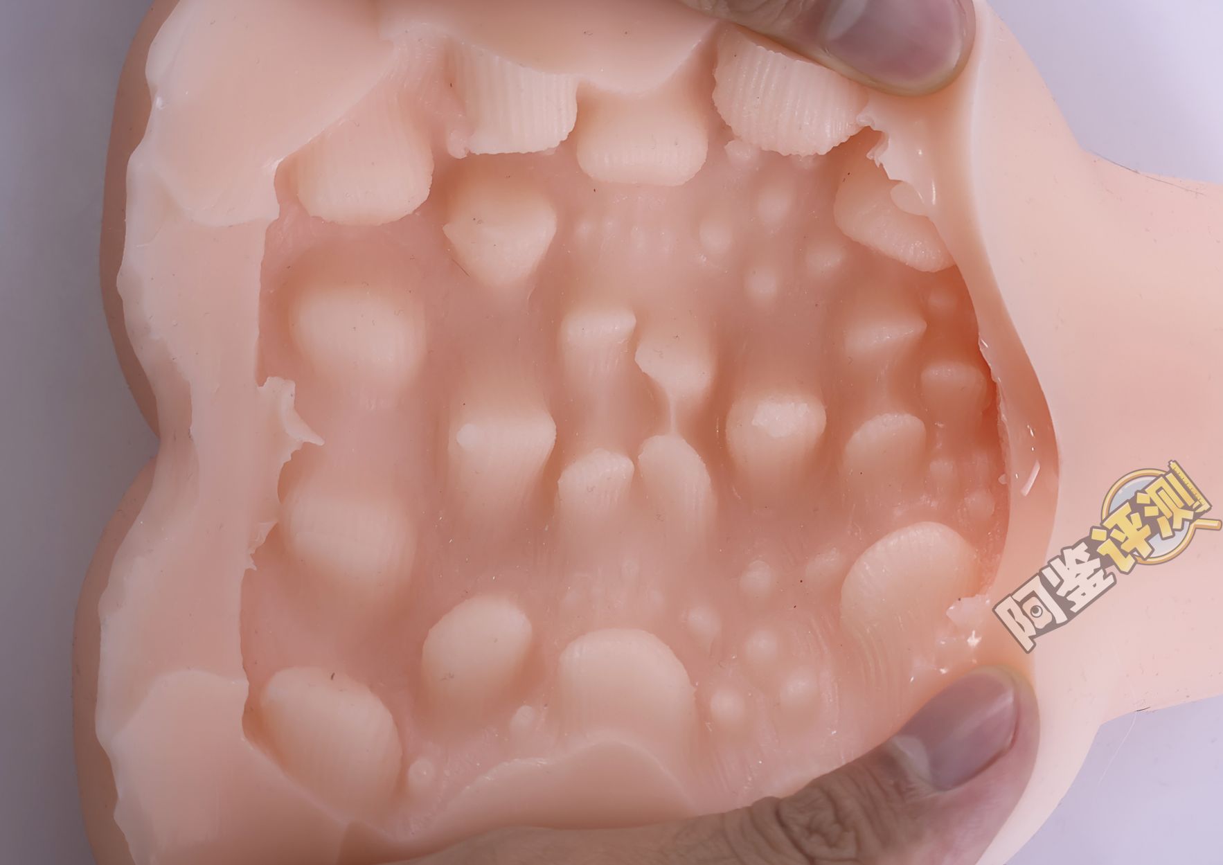 汤马托易士——“美优酱一年调教”评测！密布圆形石块的通道，把我的龟头狠狠卡住了...