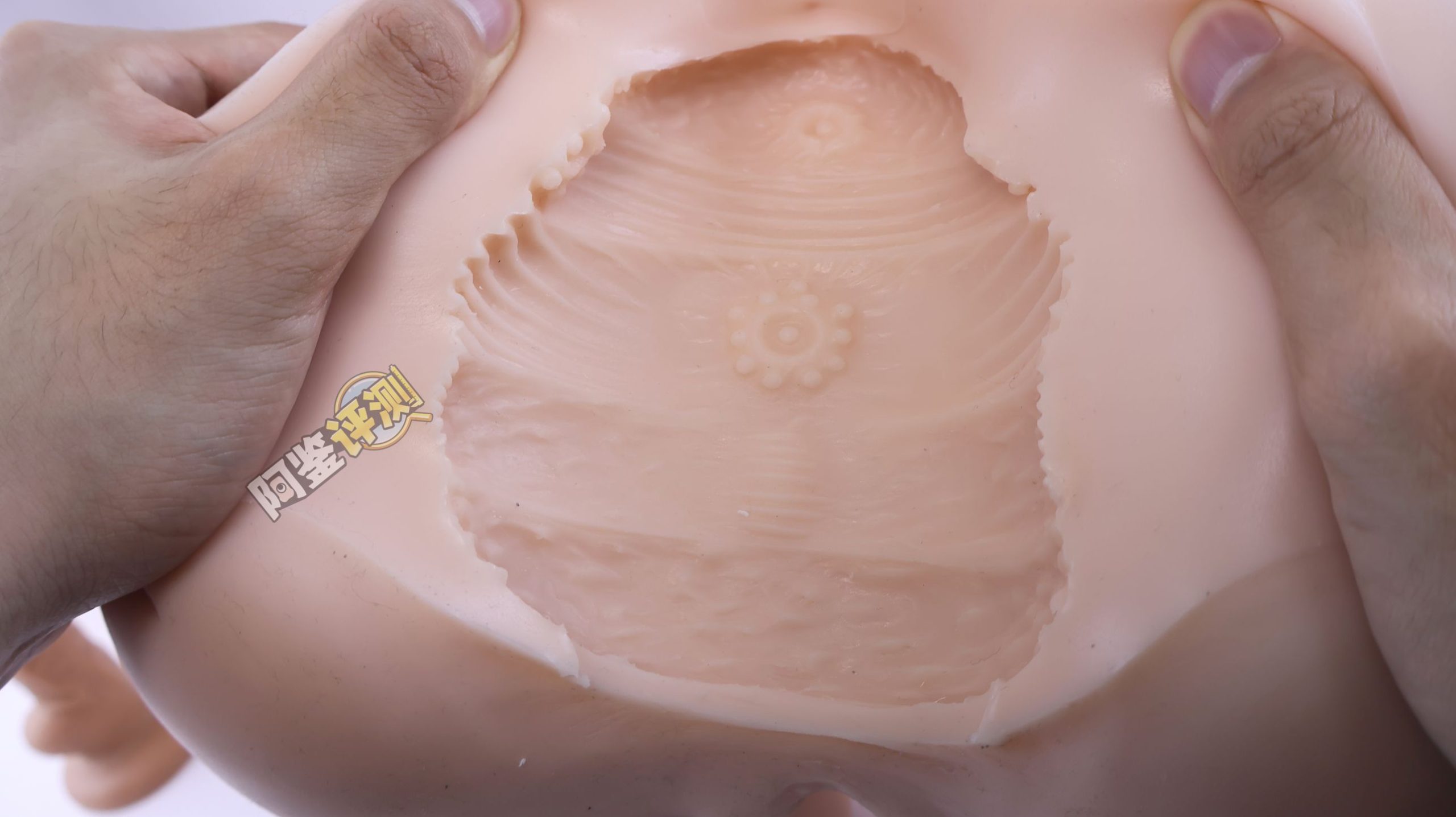 MACCOS——“纯洁之体”评测！少见的带腿小臀模，多种多样的视觉角度