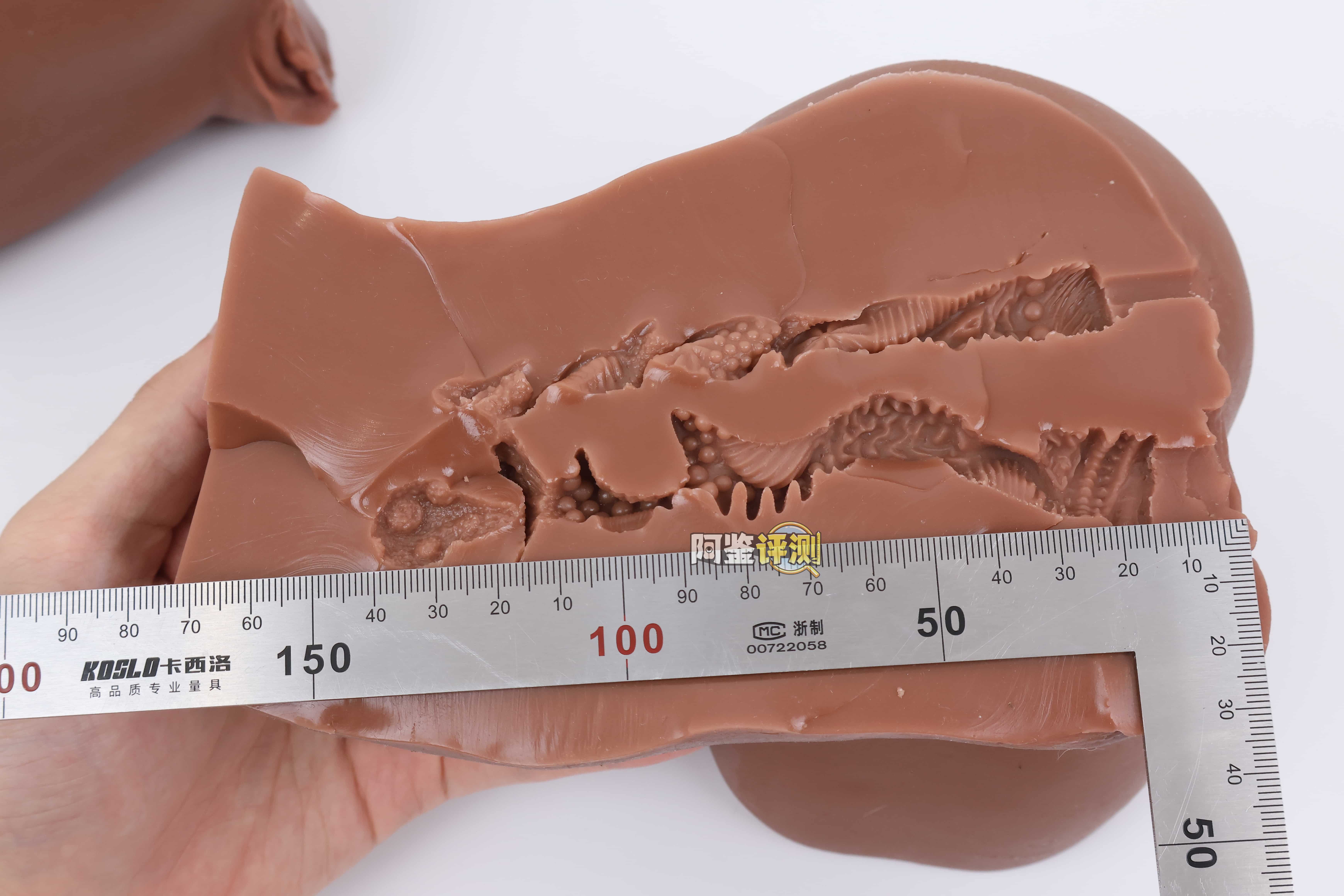 muni——“埃及艳后”评测！一字马开腿型的黑皮小臀模，因为双通道太接近导致末端出现了开裂